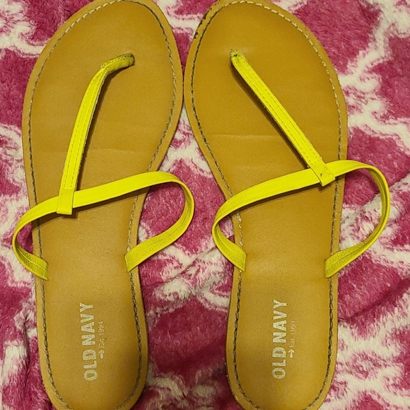 Old navy flip flops - Picture 1 of 3